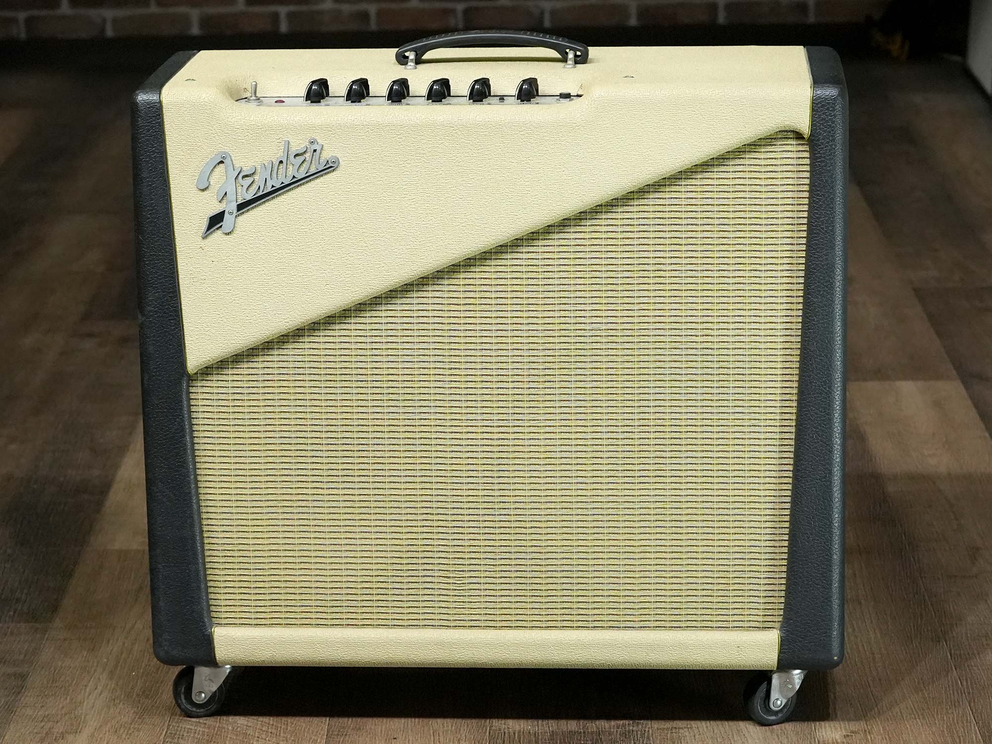 Fender Custom Shop Two Tone - 1.jpg