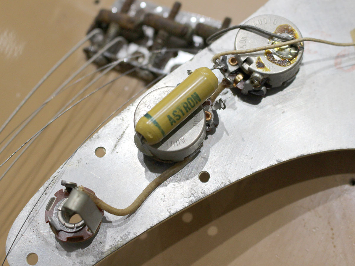 Fender 1960s Musicmaster Desert Sand ”Duo Sonic Mod” - 28.jpg