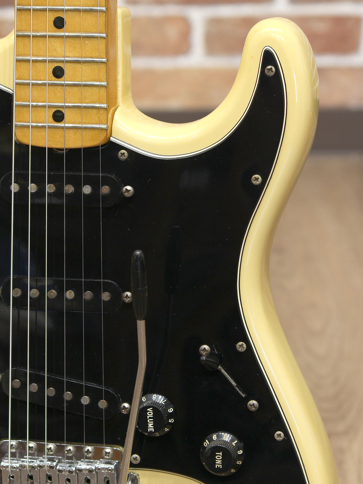 Fender 25th Anniversary Stratocaster Pearl White 1980 - 17.jpg