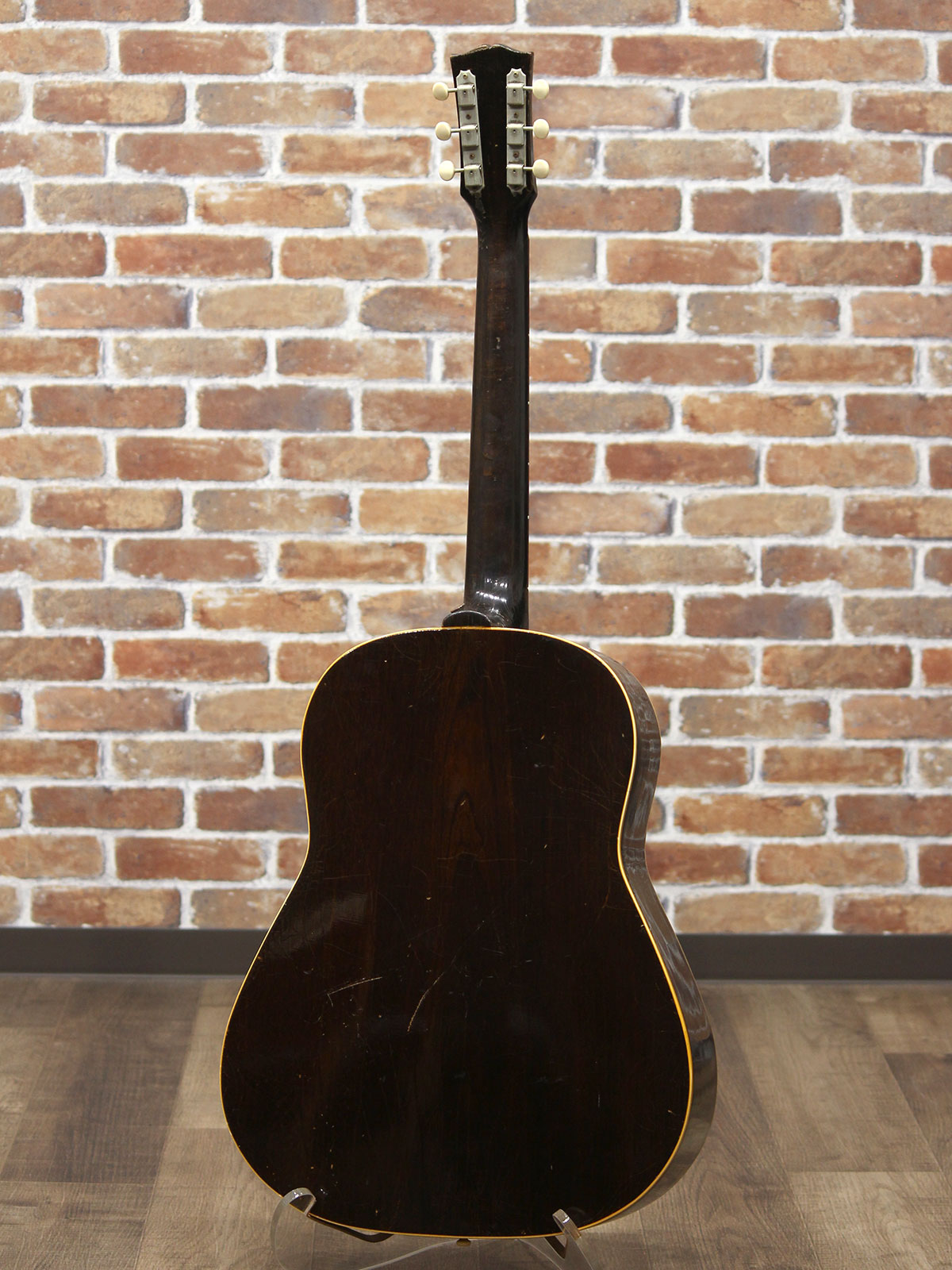 Gibson 1943-1945 J-45 - 17.jpg